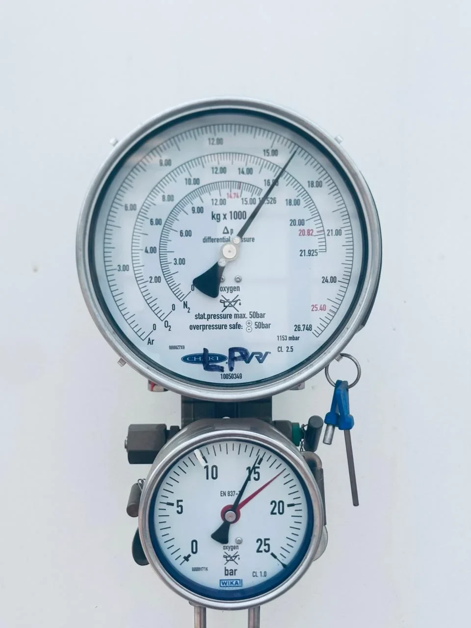 Pressure and level gauges used in oxygen plant operations in the DRC