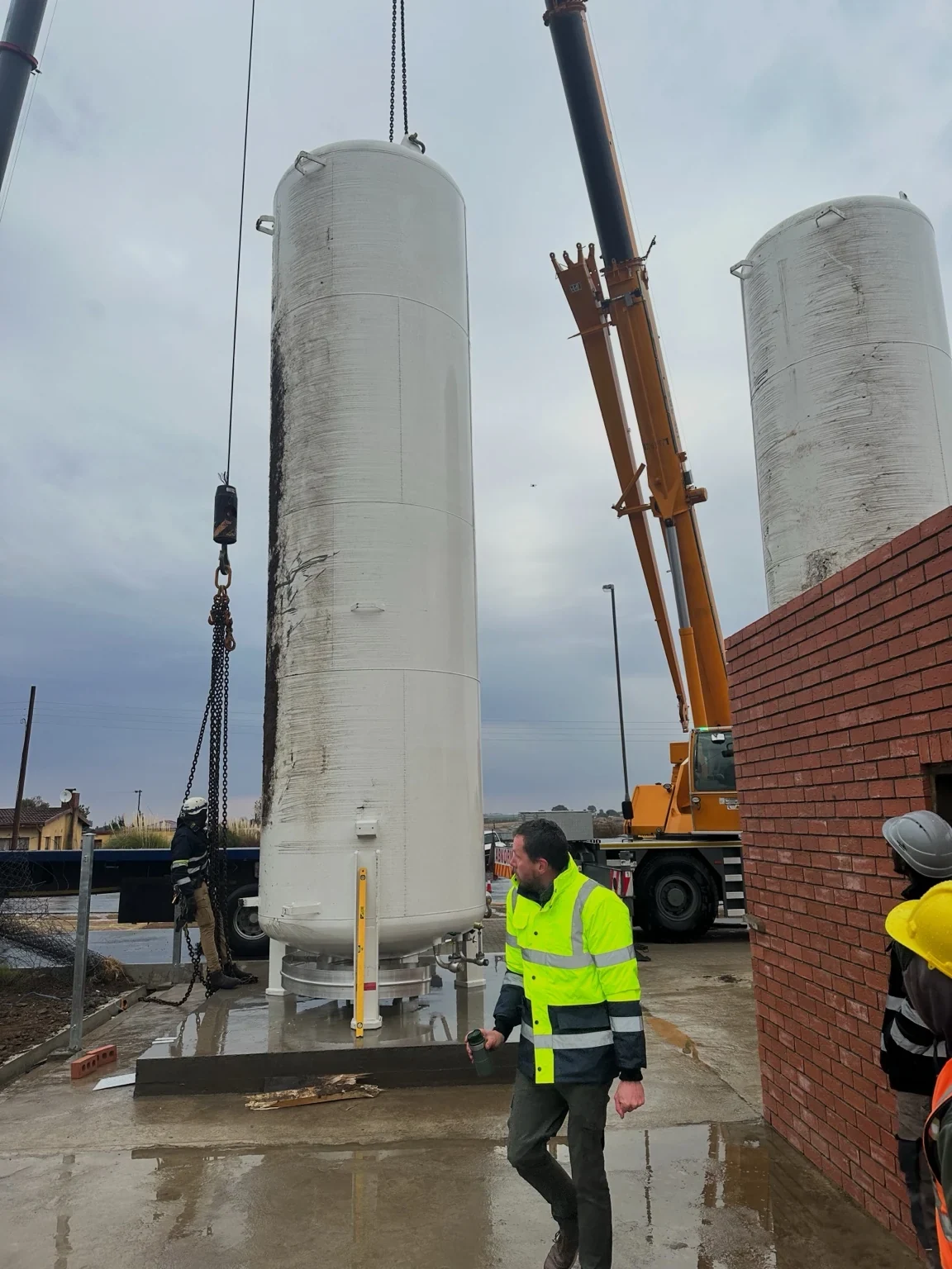Cryogenic storage vessel being positioned on site