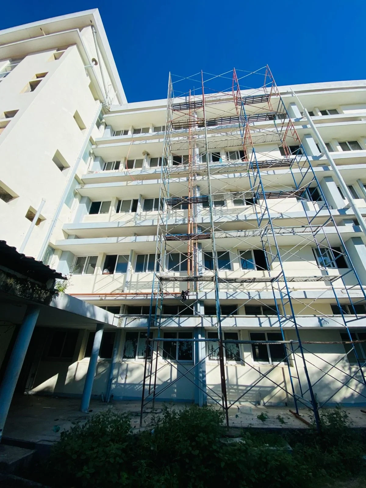 Hospital pipeline installation with scaffold access